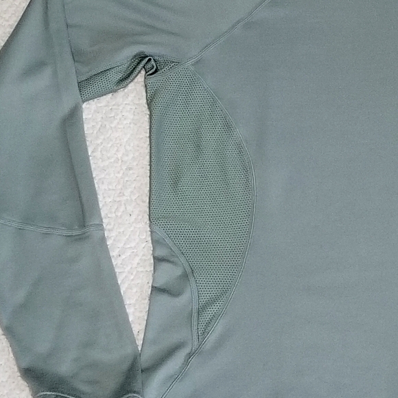 NikeFit Dry Stretchy Fitted Sage Green Vented  Base Layer Top- Nike+ Size Small - Picture 6 of 11
